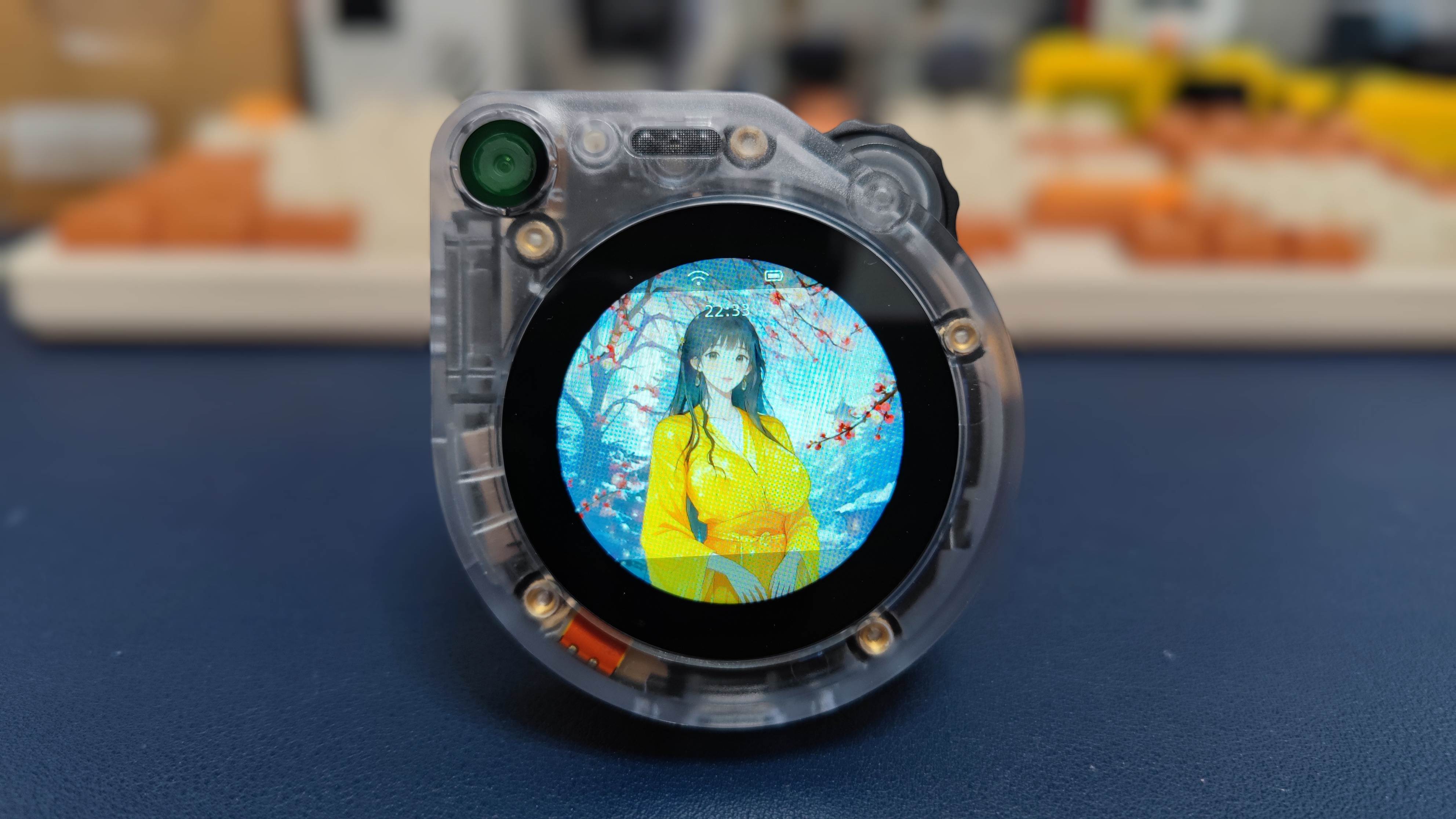 显示自定义女性人物形象的小智 AI 伴侣设备