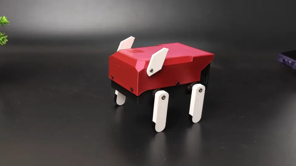 红黑配色的 3D 打印语音控制四足机器狗