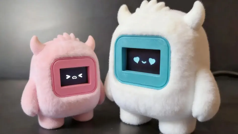 粉色与白色 YETI 表情交互机器人