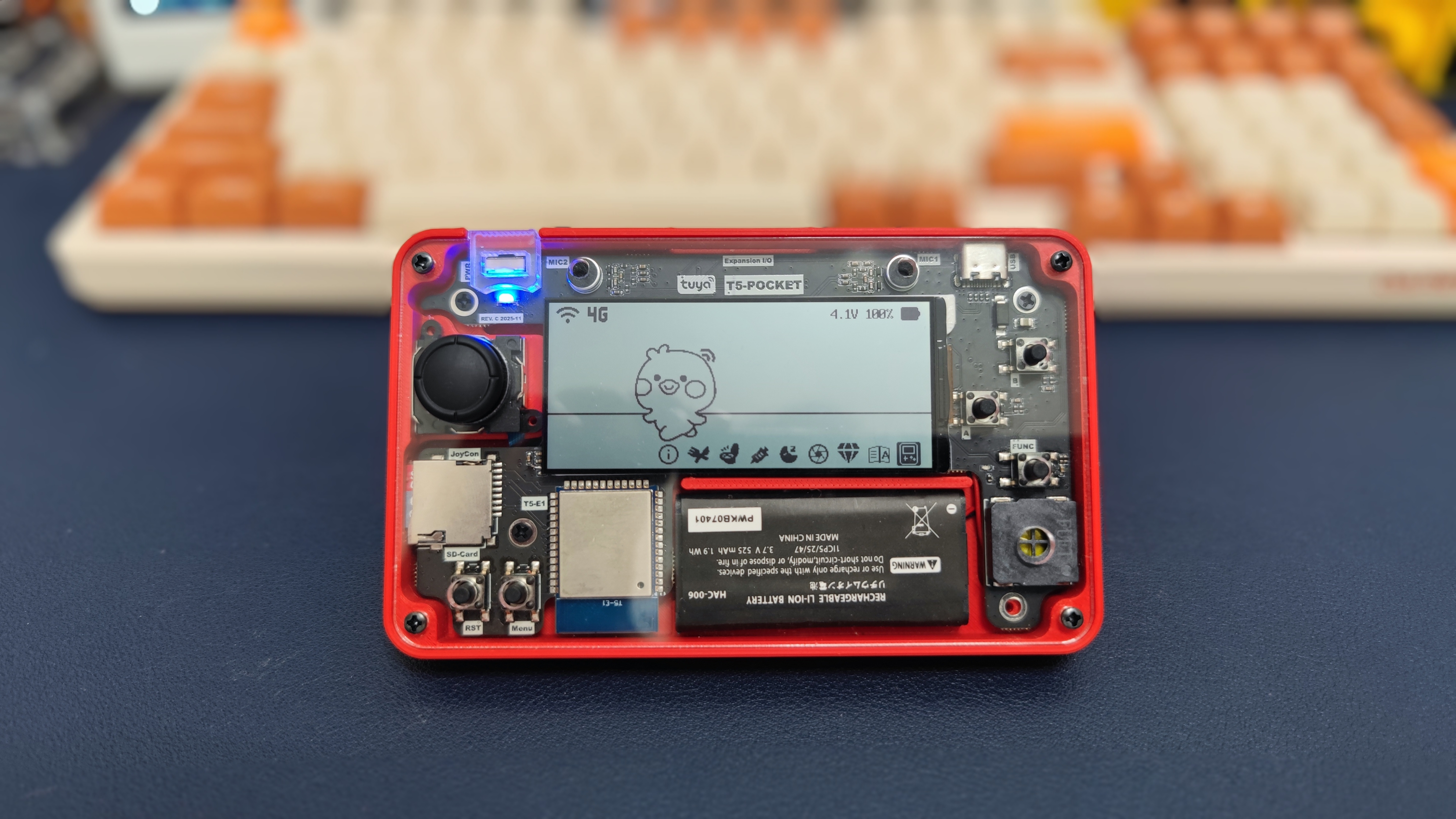 透明红色外壳的 Tuya T5 Pocket 多模态 AI 口袋机