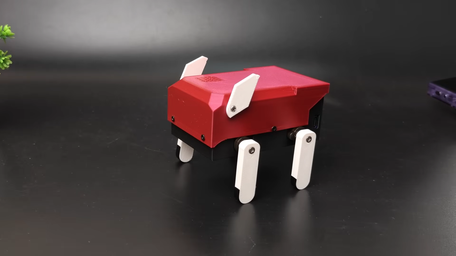 红黑白配色的 3D 打印语音控制机器狗